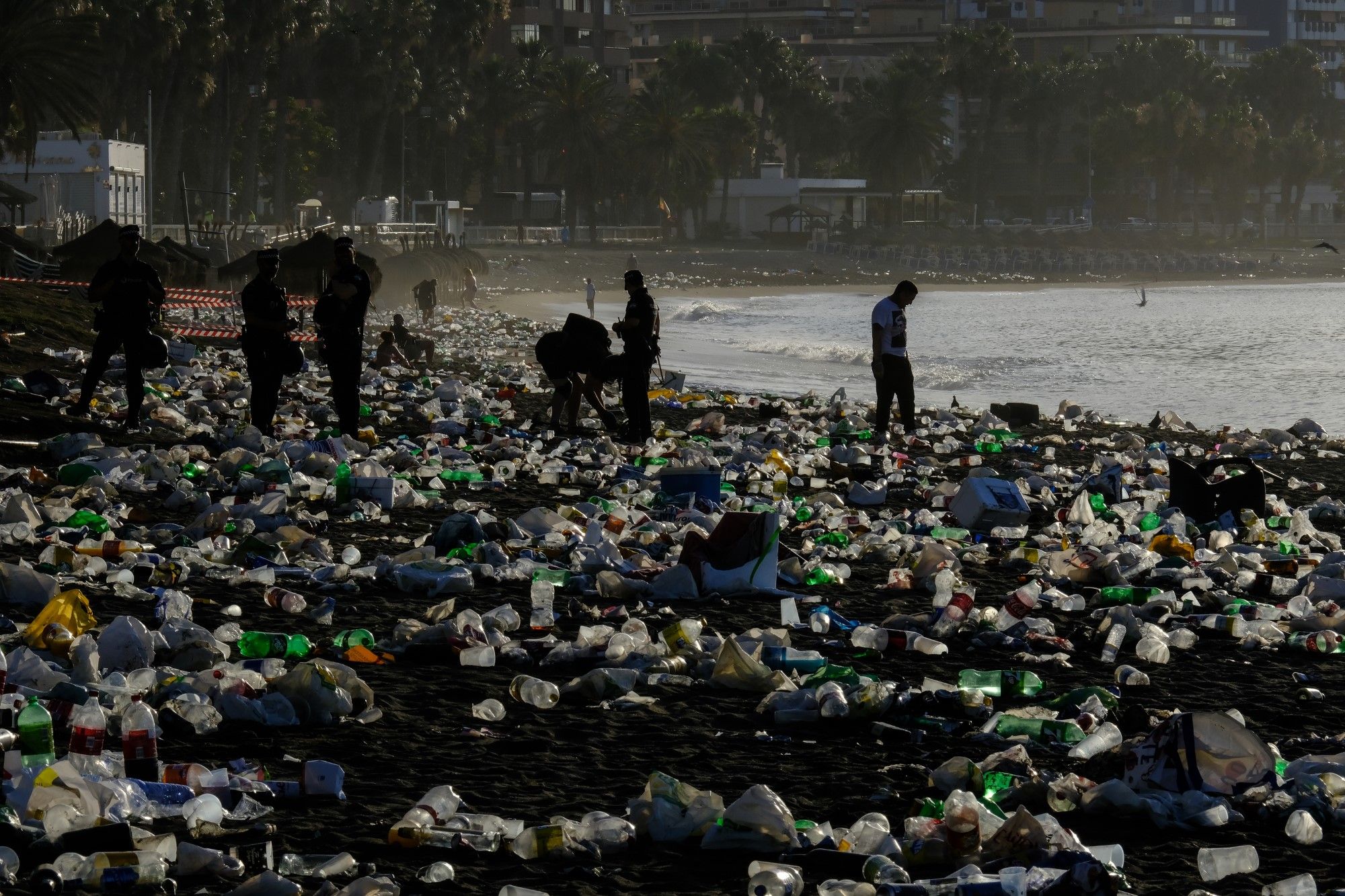 Toneladas de basura se acumulan en la playa tras celebrar la Noche de San Juan