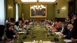Diputados históricos de PSOE y PP, entre ellos 16 exministros, rechazan las lenguas cooficiales en el Congreso: "Niega el castellano"