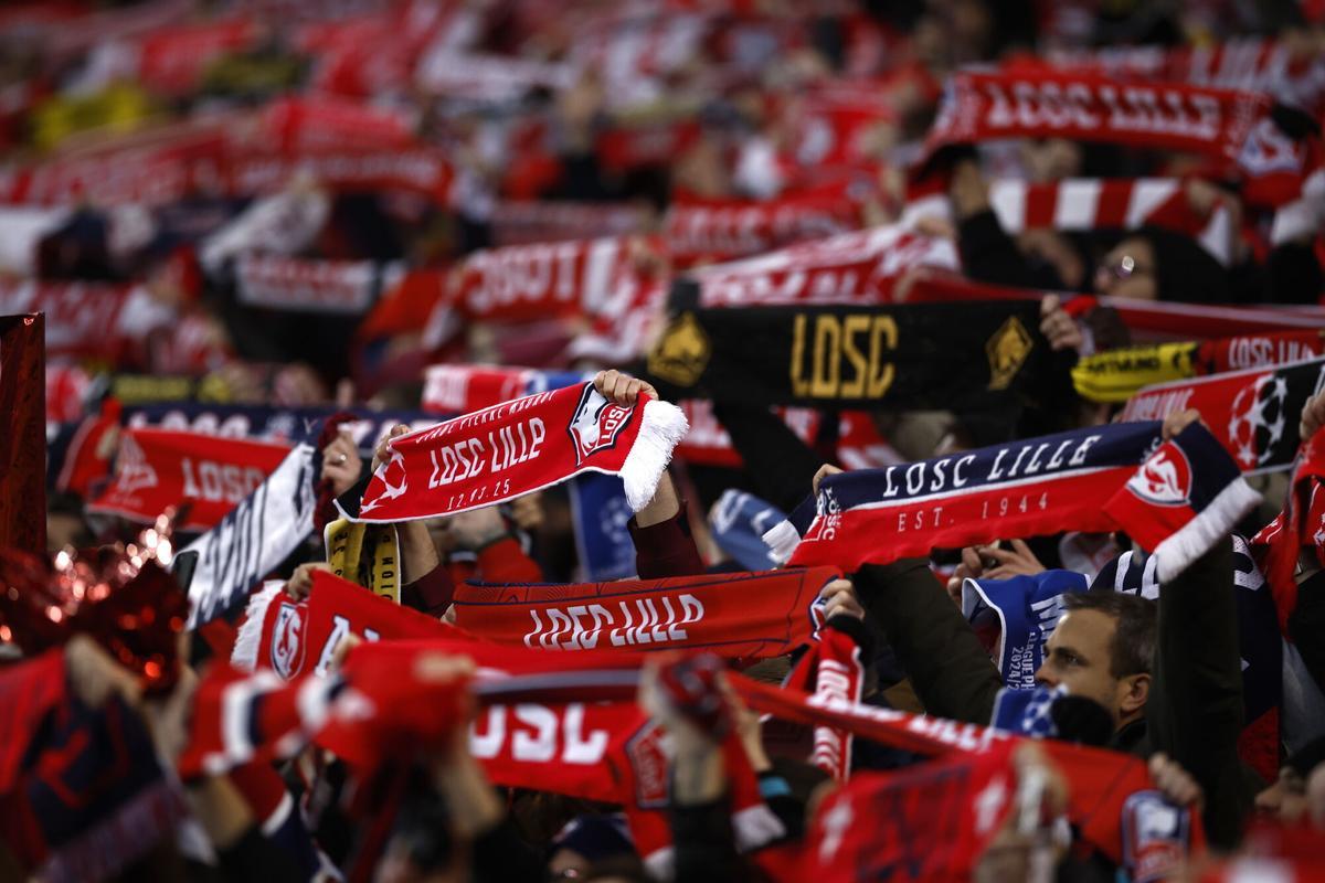 LILLE (France), 12/03/2025.- Supporters of OSC Lille cheer during the UEFA Champions League Round of 16, 2nd leg soccer match between OSC Lille and Borussia Dortmund, in Lille, France, 12 March 2025. (Liga de Campeones, Francia) EFE/EPA/YOAN VALAT