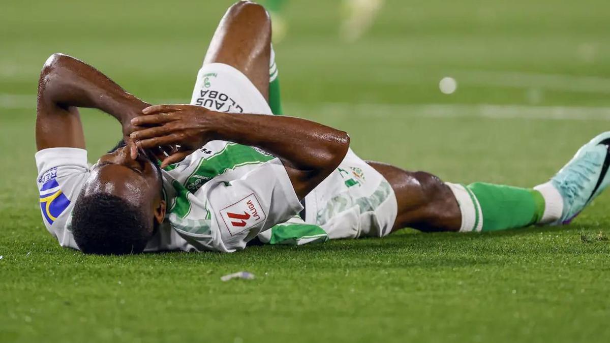 Cédrik Bakambu cayó lesionado en el derbi ante el Sevilla