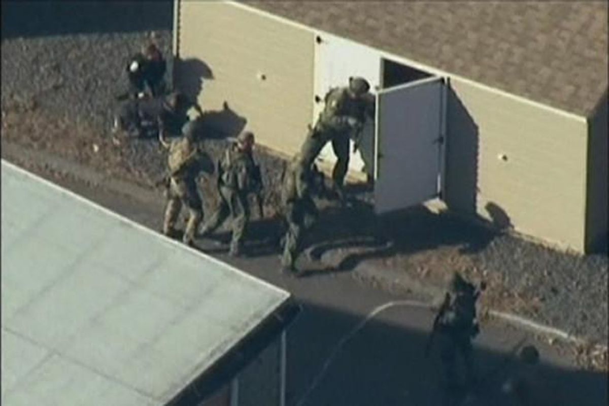 La policía registra instalaciones del colegio Sandy Hook.