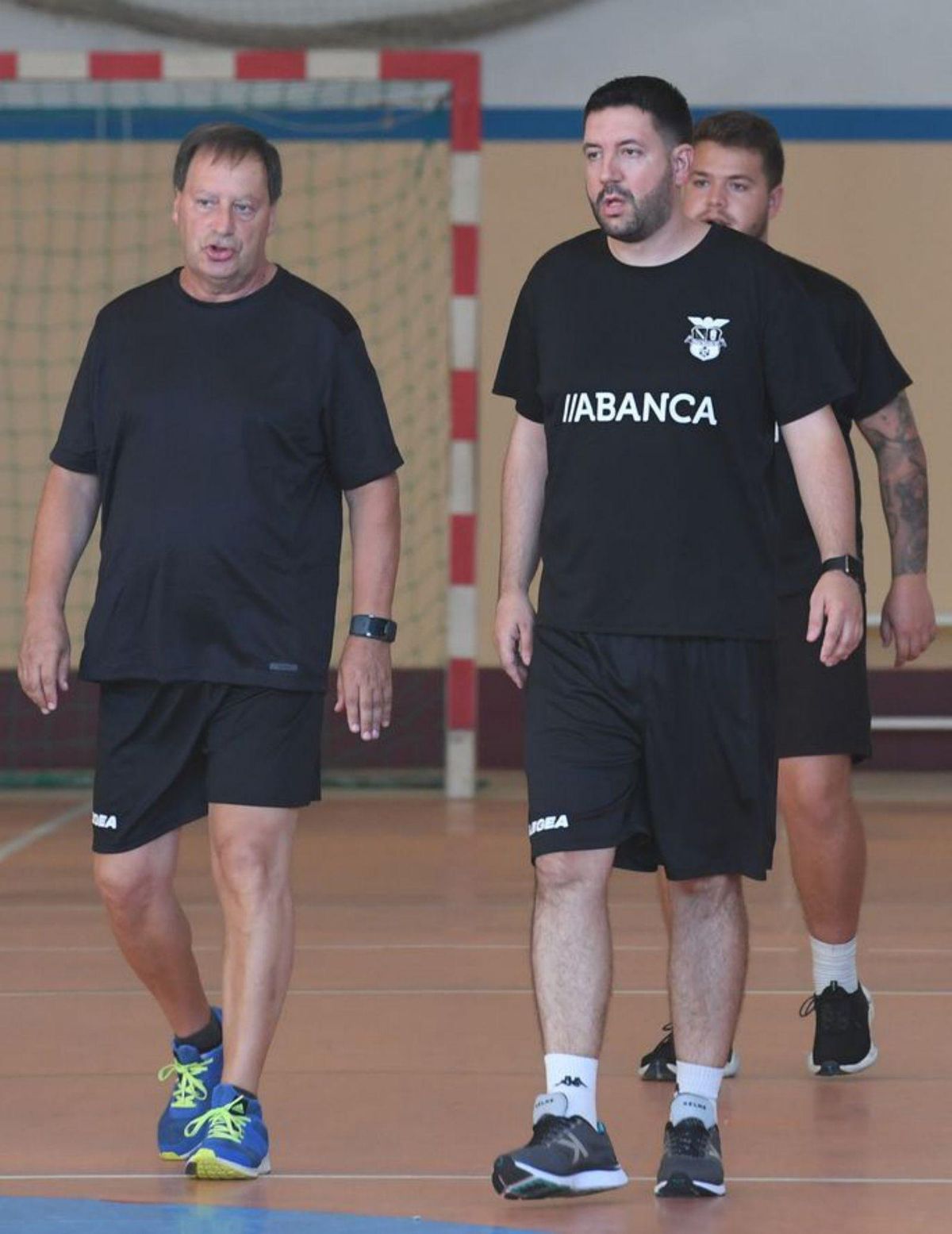 A la izquierda, ejercicios de las jugadoras. A la derecha, Tuñas y Piru. |   // CARLOS PARDELLAS