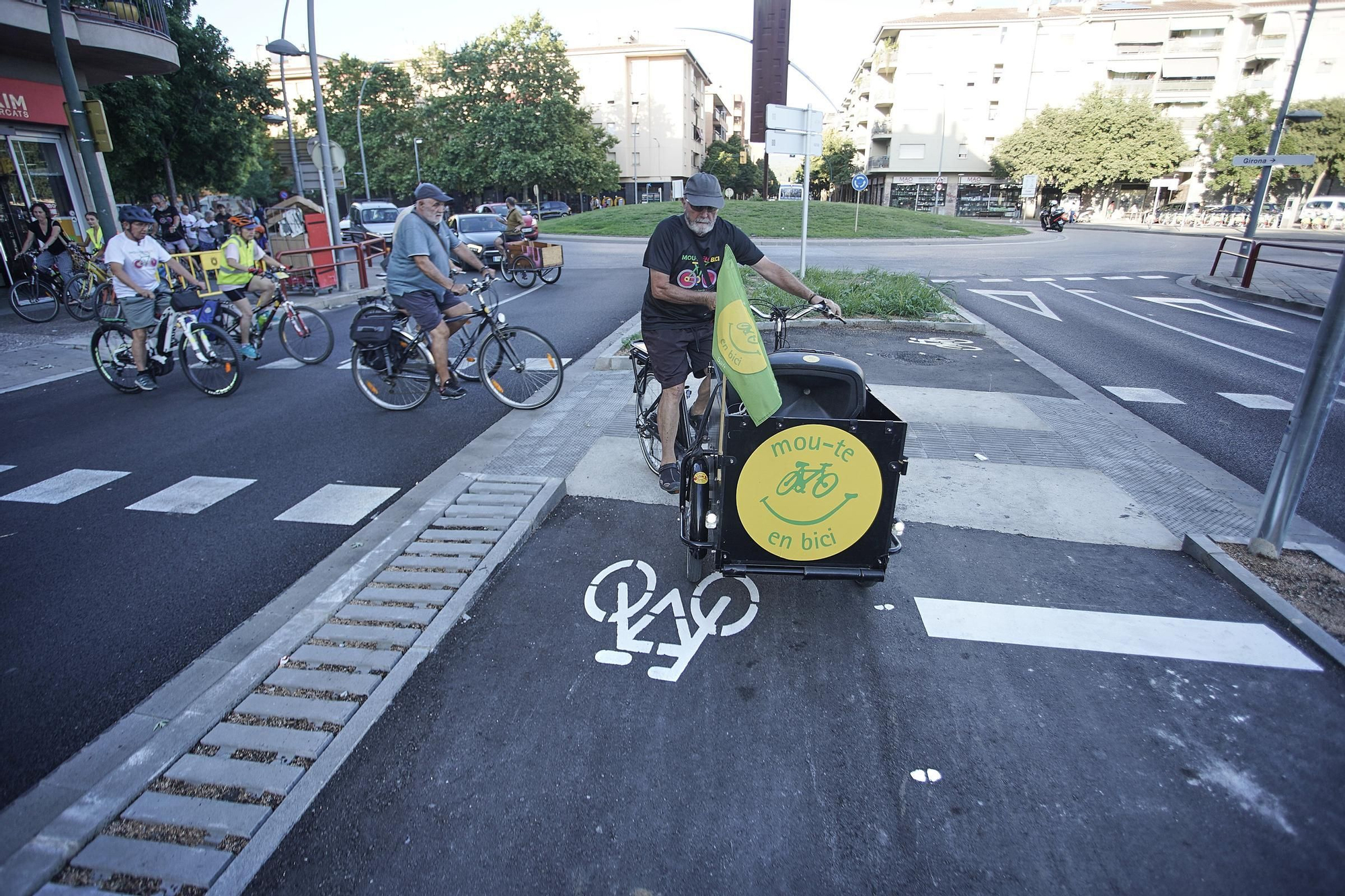 Les fotos de la visita de diverses entitats al nou carril bici entre Girona i Salt