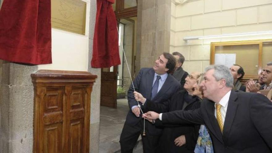 El alcalde descubre, ayer, la placa en recuerdo a Picasso en el instituto Da Guarda. / víctor echave