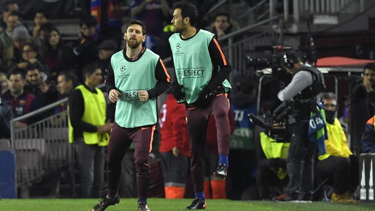 Busquets calentó en la banda junto a Leo Messi, también suplente