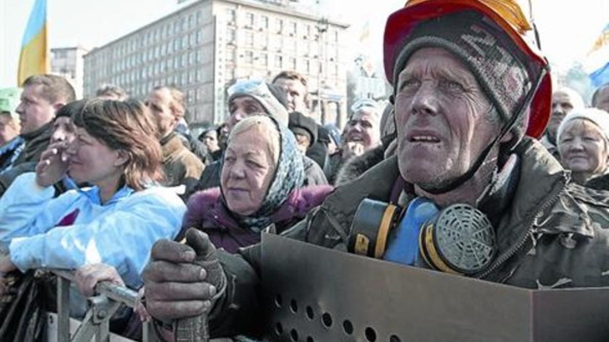 Una multitud de manifestantes asisten a una nueva protesta en la plaza del Maidán de Kiev, ayer.