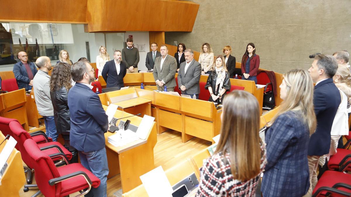 La sesión comenzaba con un minuto de silencio en recuerdo de los fallecidos en el incendio de Valencia.