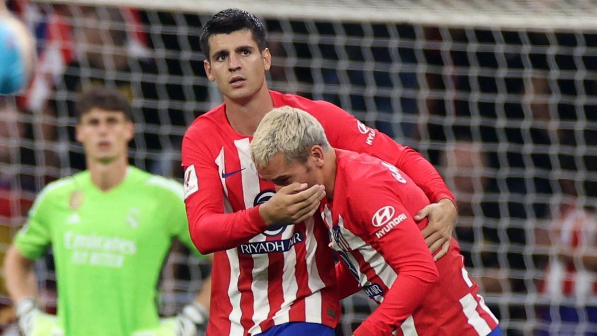 Morata celebra con Griezmann el gol del francés, que era el 2-0 del Atlético al Madrid en el Metropolitano.