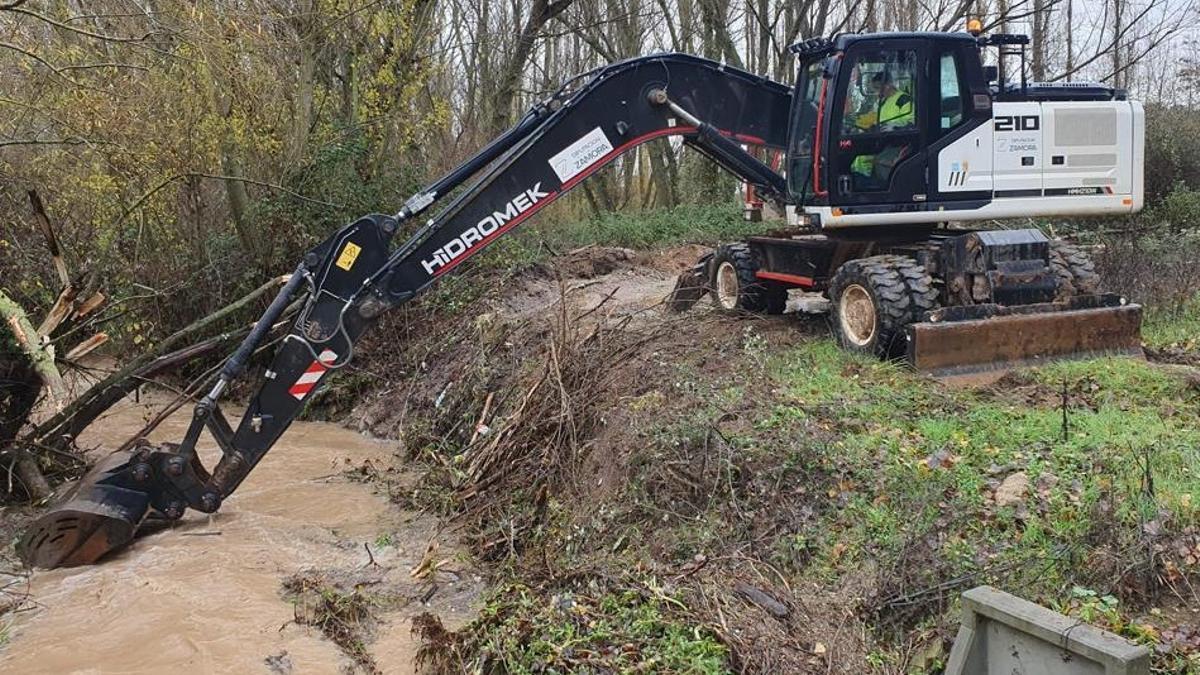 Trabajadores del Parque de Maquinaria realizan trabajos para retirar los arrastres en el Arroyo de Carreteros en Villamor de los Escuderos.