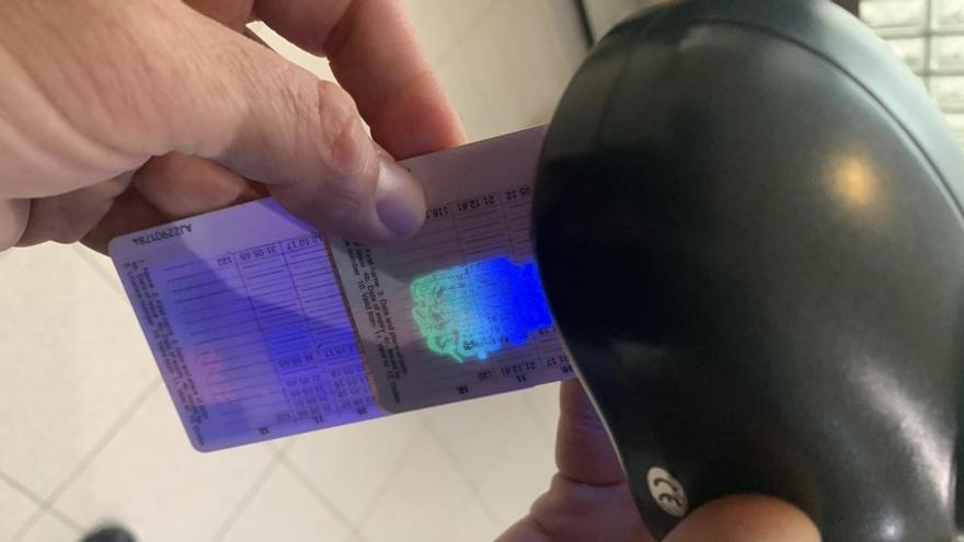 La Policía de Elche detiene a un conductor con un carné de circulación inglés falso