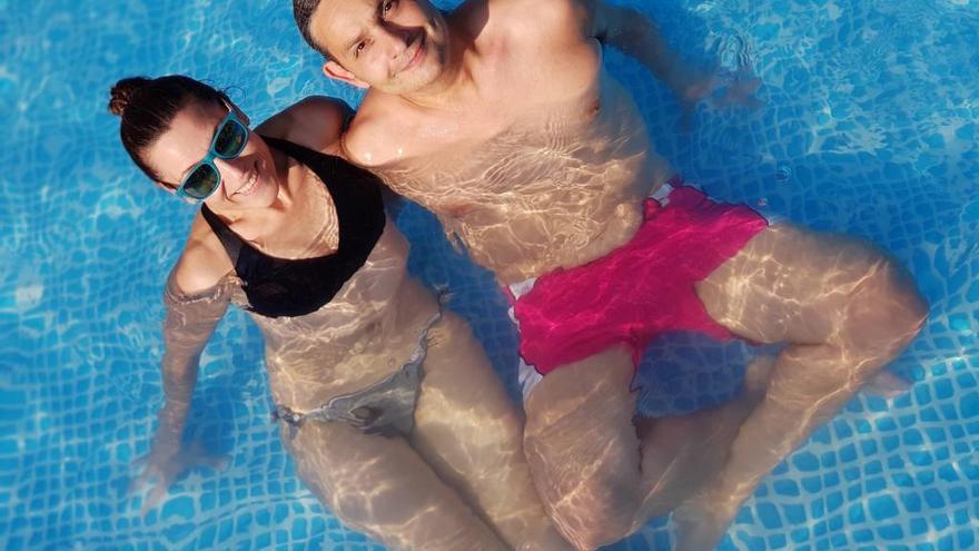 Pepa Aniorte, refrescándose junto a su pareja en la piscina, en una foto tomada este mismo verano.