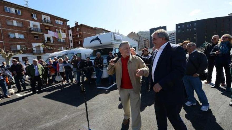 Isaac García Palacios, con el micrófono, y Aníbal Vázquez, durante la inauguración del área de autocaravanas.