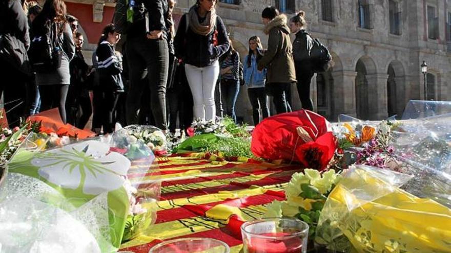 Flors i estelades en record de Muriel Casals davant del Parlament