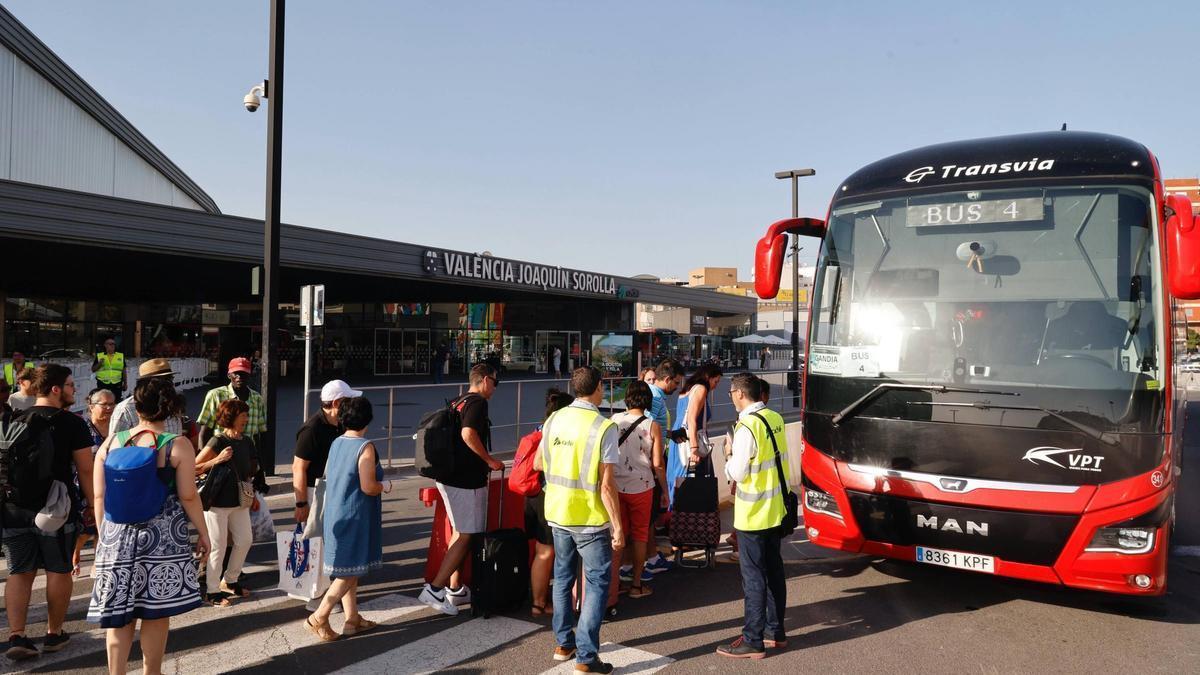 Autobuses para sustituir los cercanías C1 y C2 por obras en la línea frente a la estaciòn Joaquín Sorolla, en una imagen de archivo.