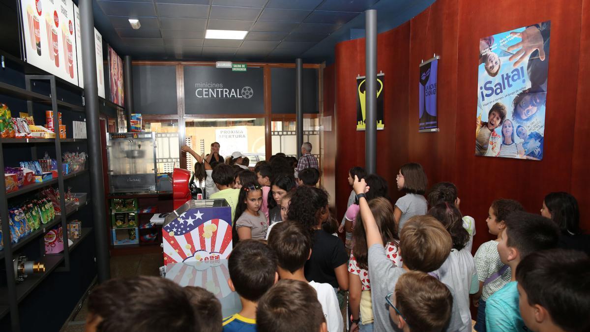 Público a la salida de una sesión en Minicines Central, A Estrada.