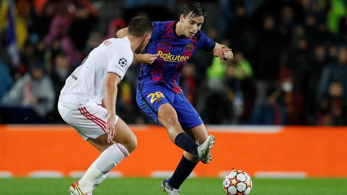 Nico González intenta superar al defensa belga del Benfica, Jan Vertonghen, en el partido de Champions en el Camp Nou