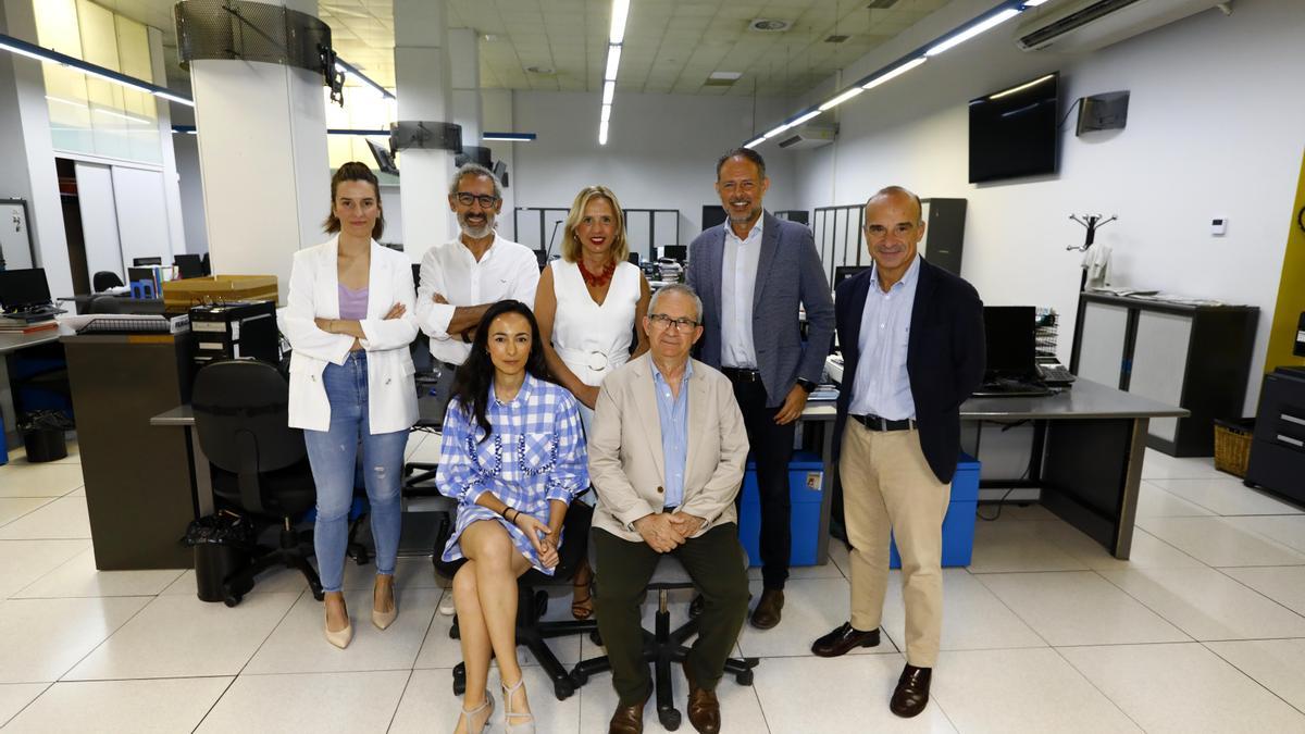 Representantes del Colegio Británico, Edelvives, MasterD, CPIFP Corona de Aragón y el Gobierno de Aragón, junto a la periodista que moderó el debate y la gerente de EL PERIÓDICO DE ARAGÓN.