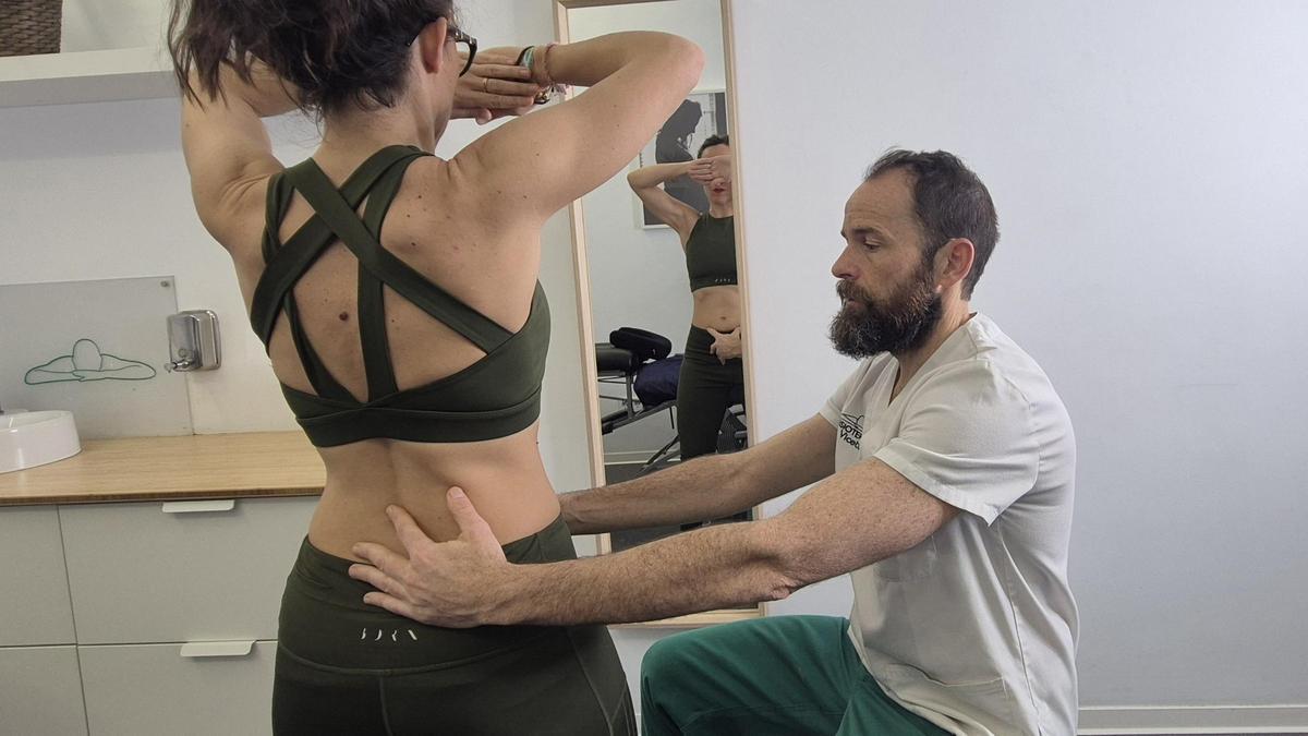 Rafael Vicetto, director de la clínica Fisioterapia Vicetto, especializada en diástasis, con una paciente que sufre esta disfunción abdominal