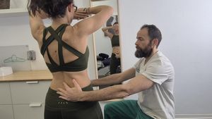 Rafael Vicetto, director de la clínica Fisioterapia Vicetto, especializada en diástasis, con una paciente que sufre esta disfunción abdominal