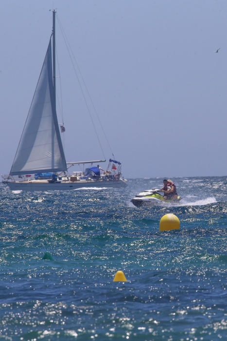 Las 22 empresas homologadas en actividades náuticas y deportivas en Torrevieja mostraron su potencial en la playa de Los Locos