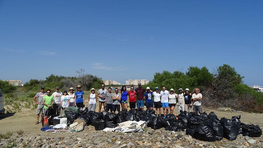 70 voluntarios limpian entornos naturales de la Región