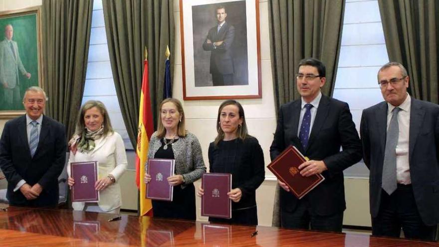 La ministra de Fomento, Ana Pastor, con la conselleira Ethel Vázquez, la delegada de Zona Franca, Teresa Pedrosa, y el presidente de la Autoridad Portuaria, Ignacio López Chaves, tras la firma. // Faro