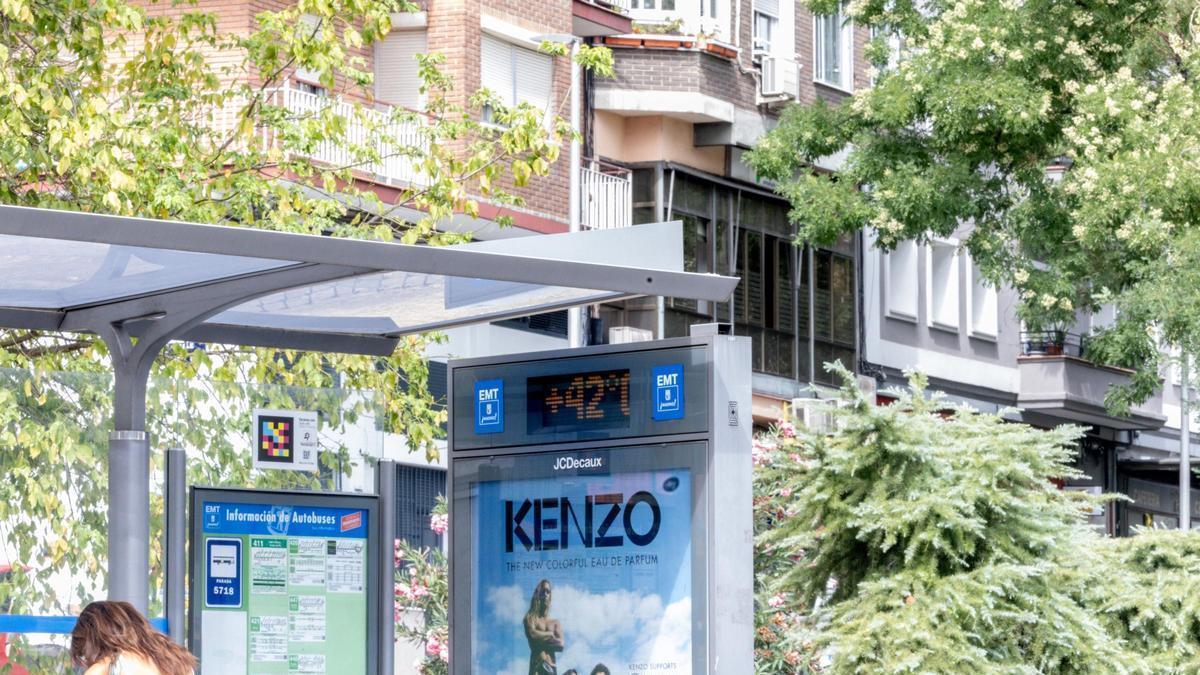 Archivo - Archivo El termómetro de una marquesina marca 42 grados en Madrid