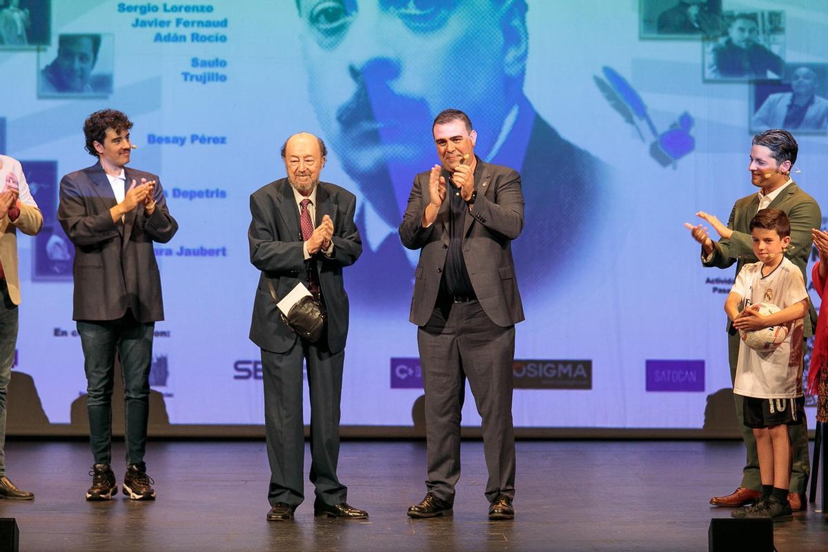 El profesor de la ULL Jorge Méndez (izq) junto al nieto de Blas Cabrera, Luis Cabrera.