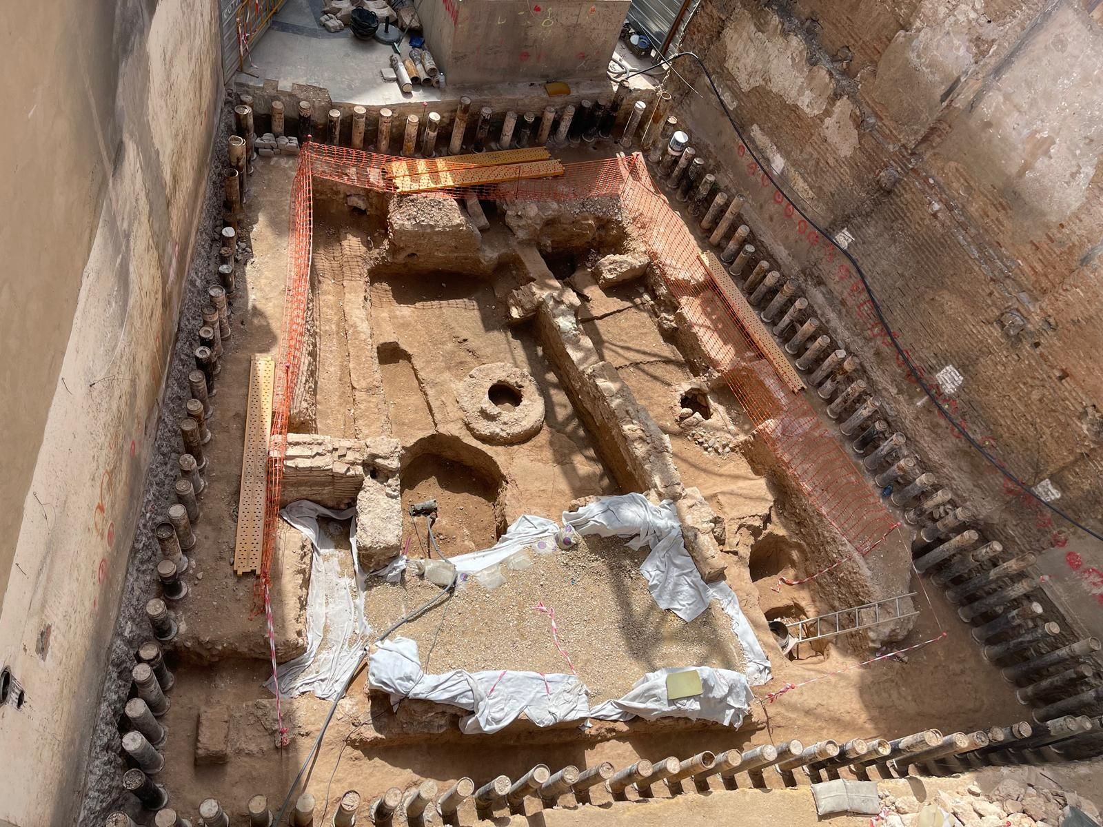 Así está la muralla islámica, en espera de que se retomen las obras de rehabilitación para hacerla visitable