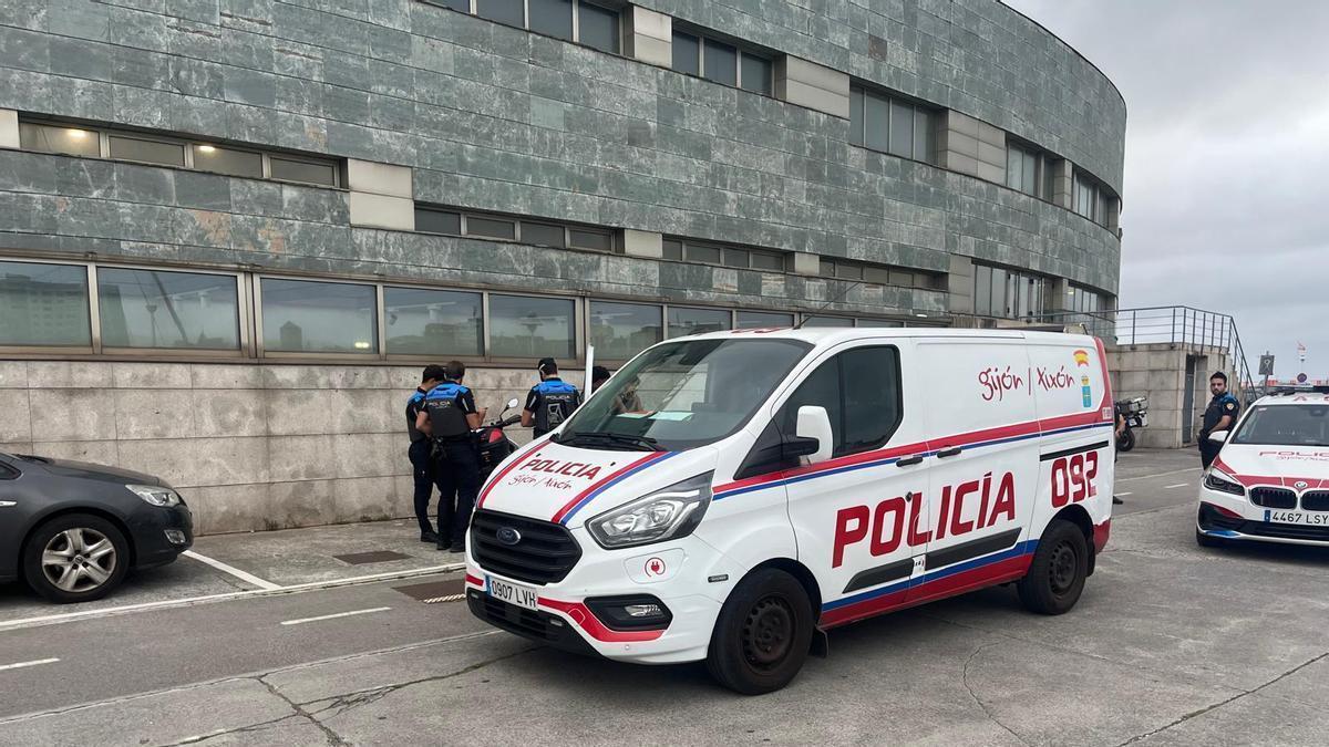 Los agentes, en el espigón de Talasoponiente.