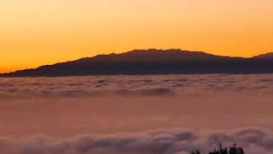 Así luce la puesta de sol en La Palma, con el incendio de Garafía estabilizado