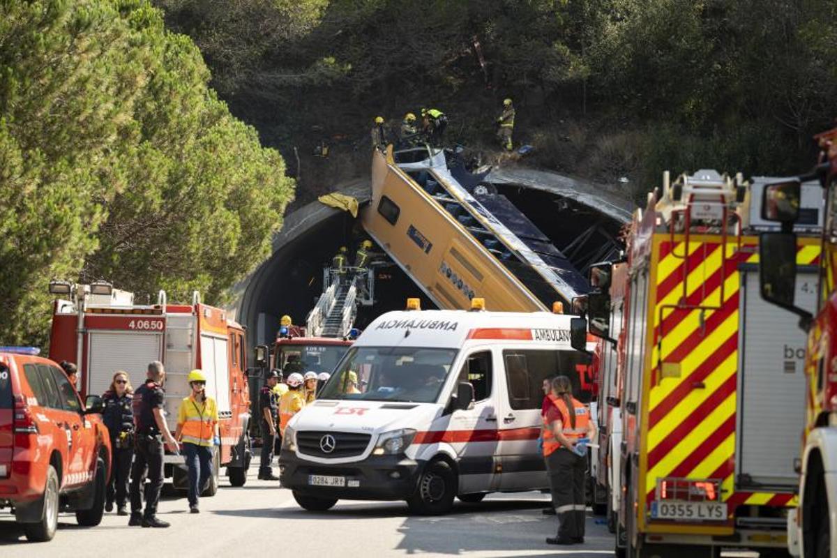 Los servicios de emergencias trabajan en el lugar del accidente.