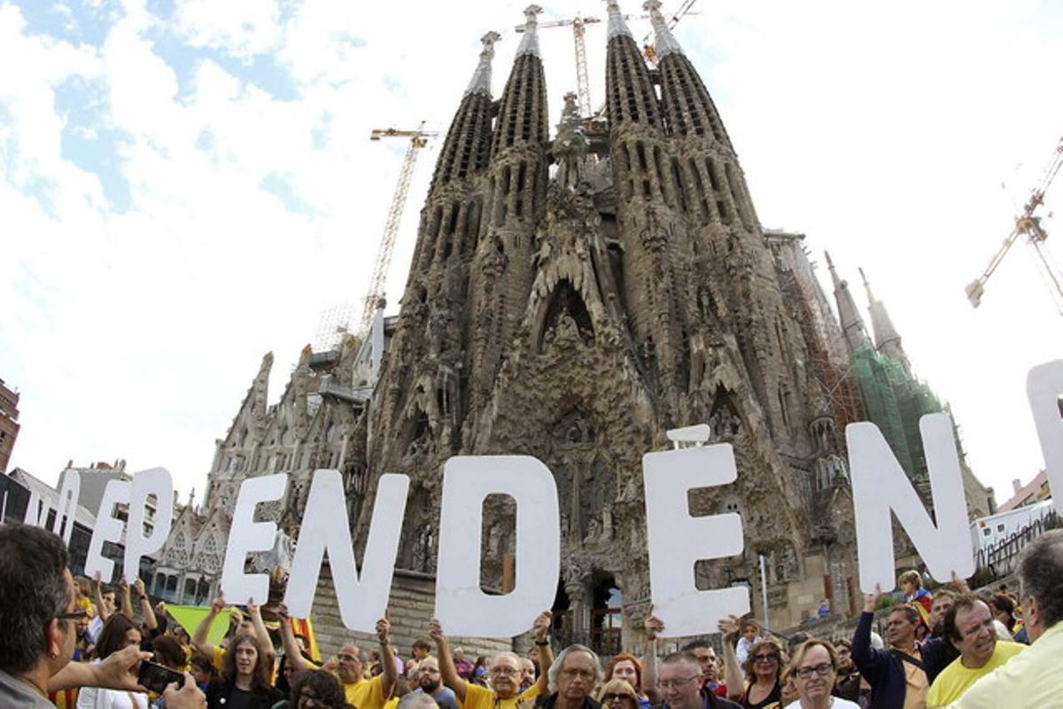 Cientos de personas se congregan frente a la Sagrada Família.