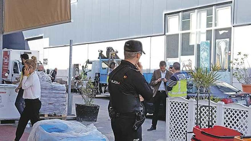 Agentes de la Policía Nacional el martes durante el registro de la empresa cárnica de Son Bugadelles.