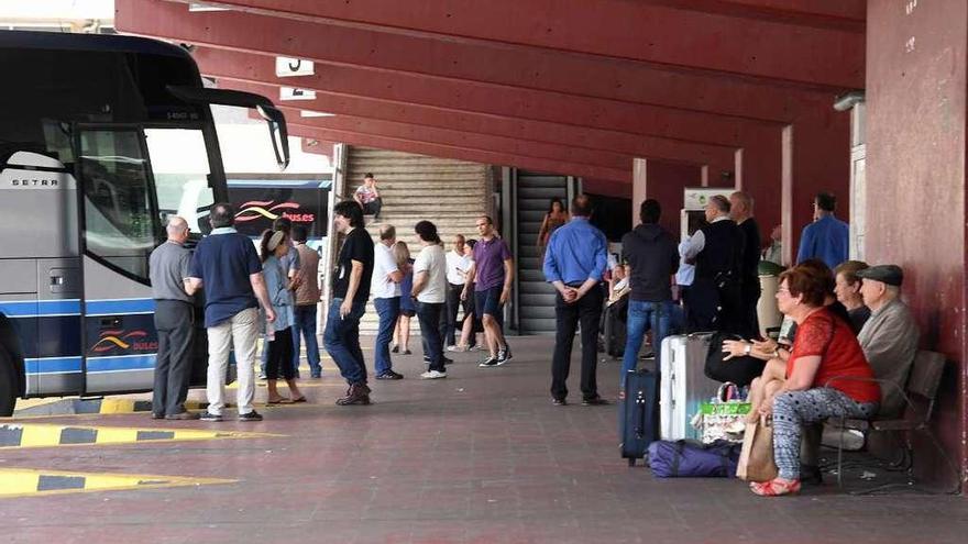 Viajeros en un andén de la estación de autobuses de A Coruña.