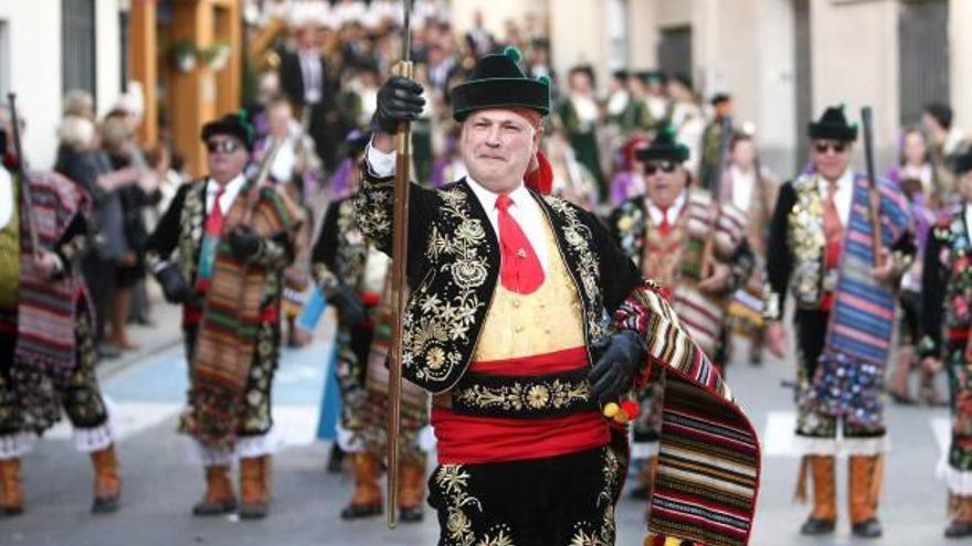 Imagen del desfile de las fiestas de Moros, Cristianos y contrabandistas de este sábado.