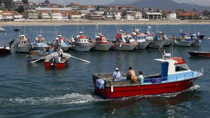 Barrera de barcos con la que los marineros impidieron el traslado de un fondeo hace una semana.  // M.G. B.