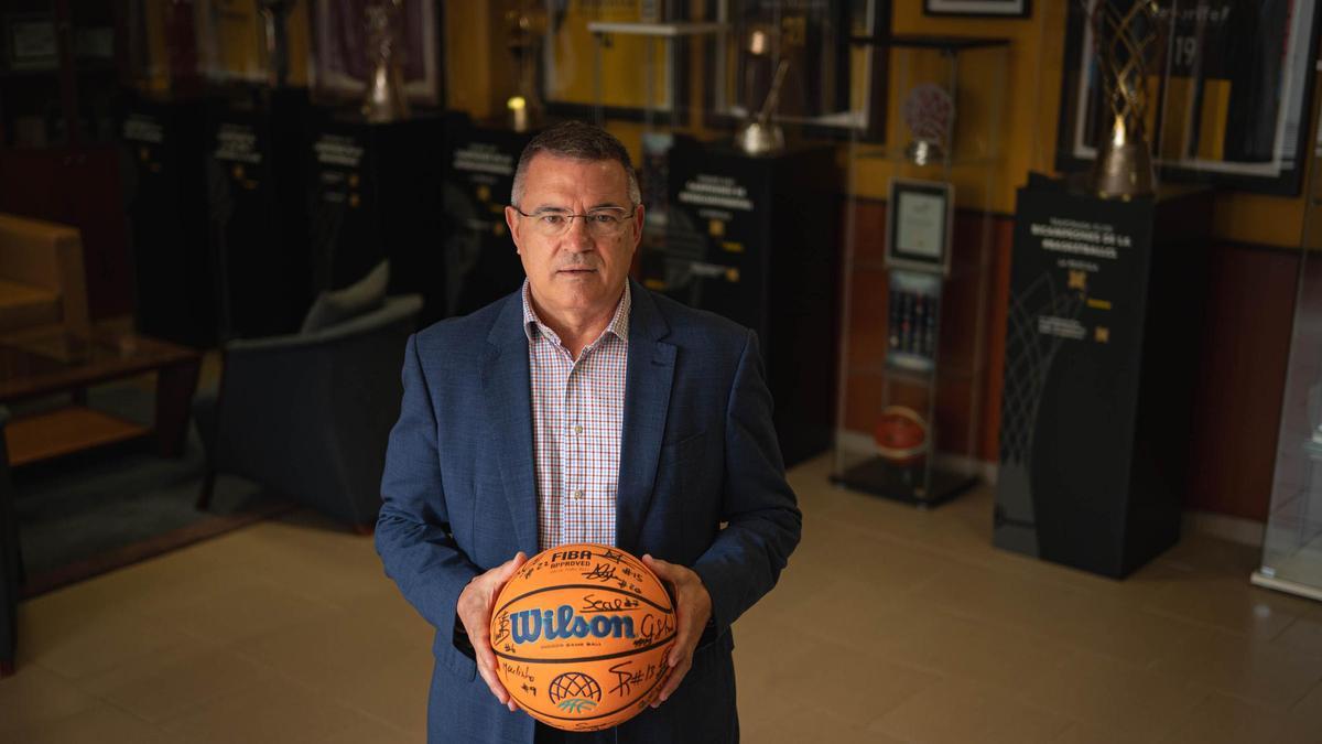 Félix Hernández, en la sala de trofeos que el CB Canarias posee en el Santiago Martín