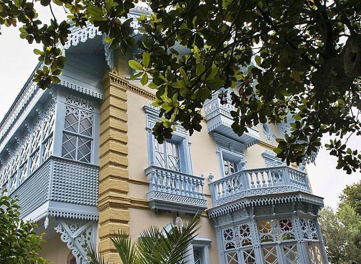 La fachada principal del chalé indiano tras la restauración integral del edificio.