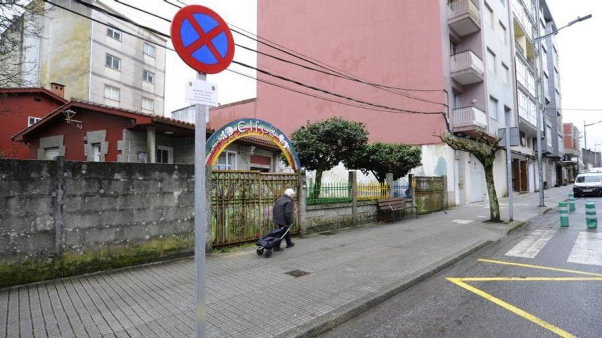 Nueva plaza reservada para dejar los niños en la escuela infantil Elfos.