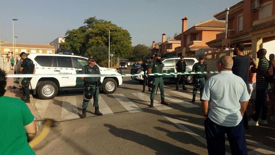 Decenas de policias han rodeado la vivienda esta mañana.