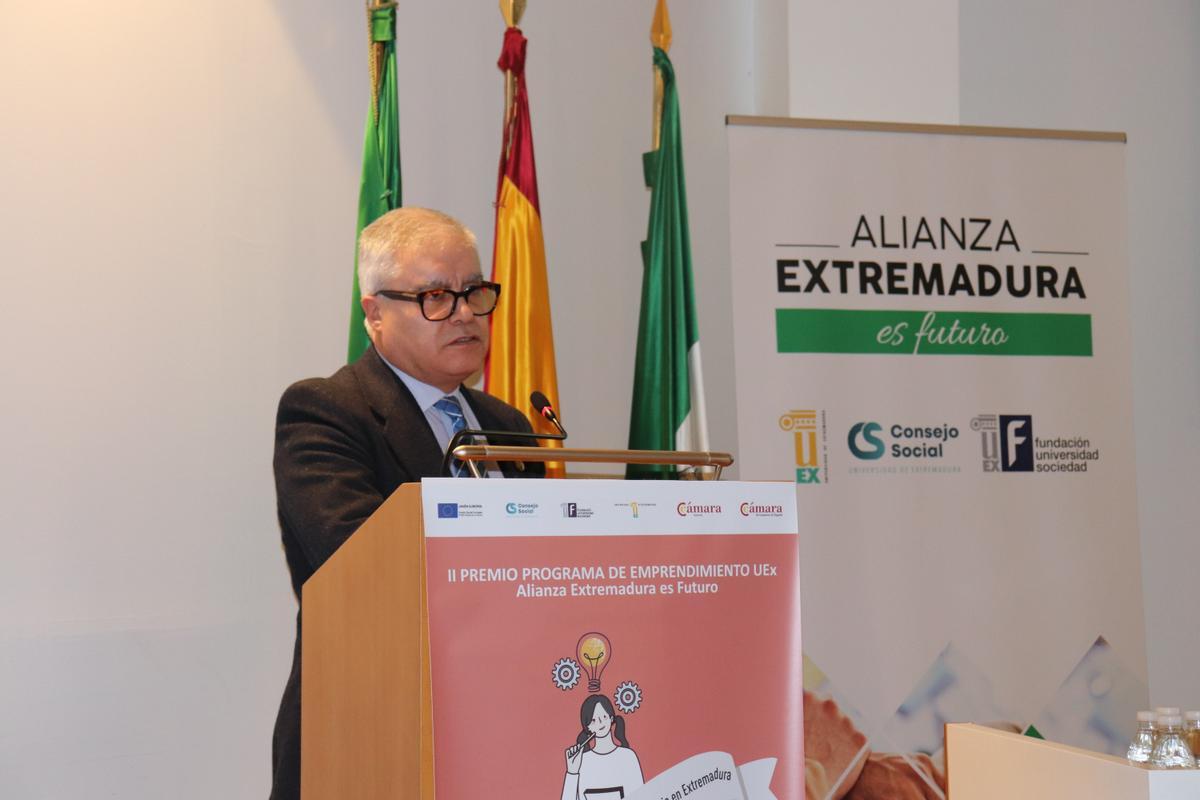 El rector de la Universidad de Extremadura, Pedro Fernández, durante su intervención.