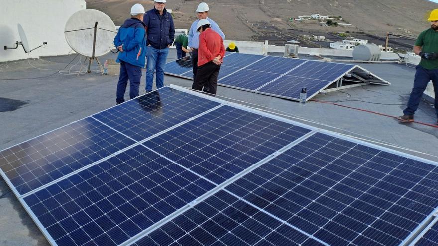 El Centro Sociocultural de Montaña Blanca finaliza el montaje de las placas fotovoltaicas