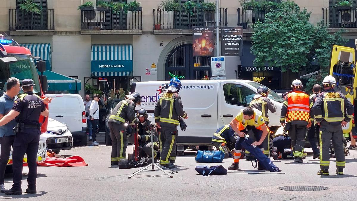 Una mujer es atropellada en la esquina de la c/ Diputació con la c/ Aribau quedando atrapada debajo la furgoneta