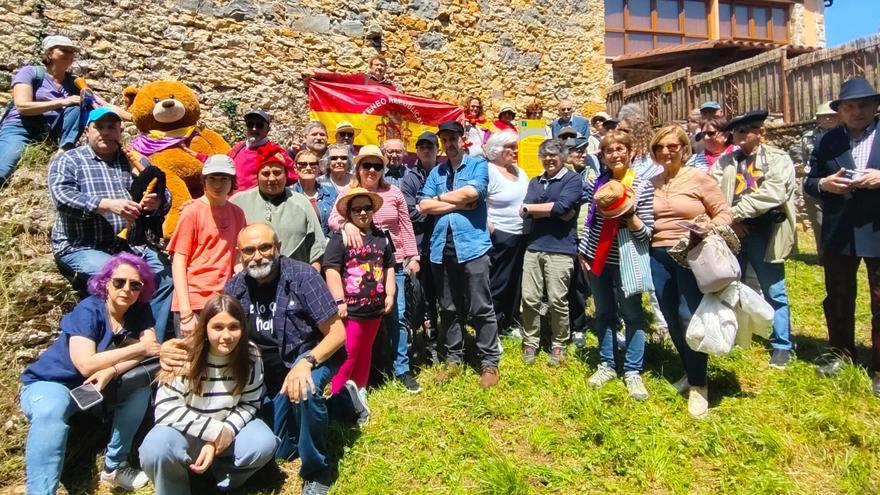 Los republicanos celebran en Llueves su tradicional fiesta en honor al &quot;Oso Regicida&quot;