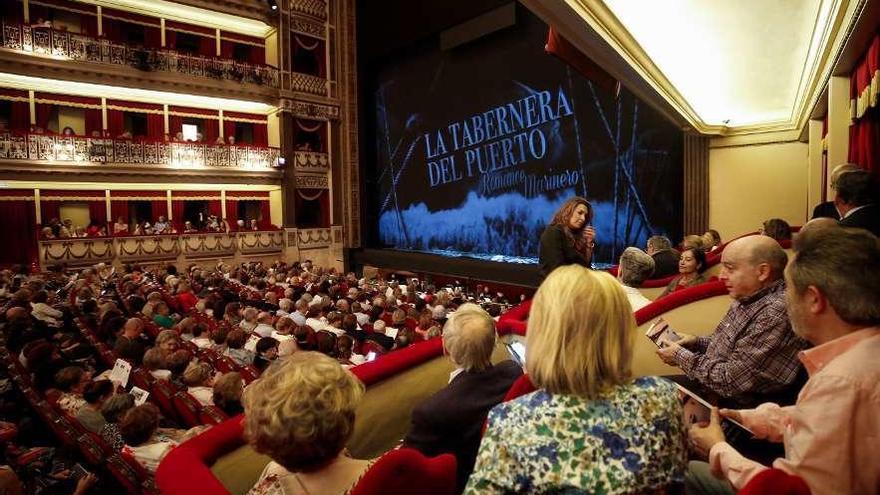 Público que llenaba el teatro Campoamor antes de la representación de ayer.