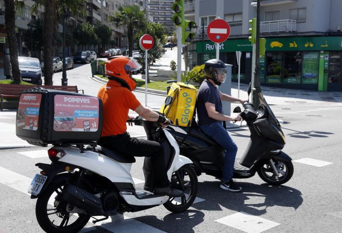 La pandemia acelera la comida a domicilio: 300 repartidores hacen de camareros en moto