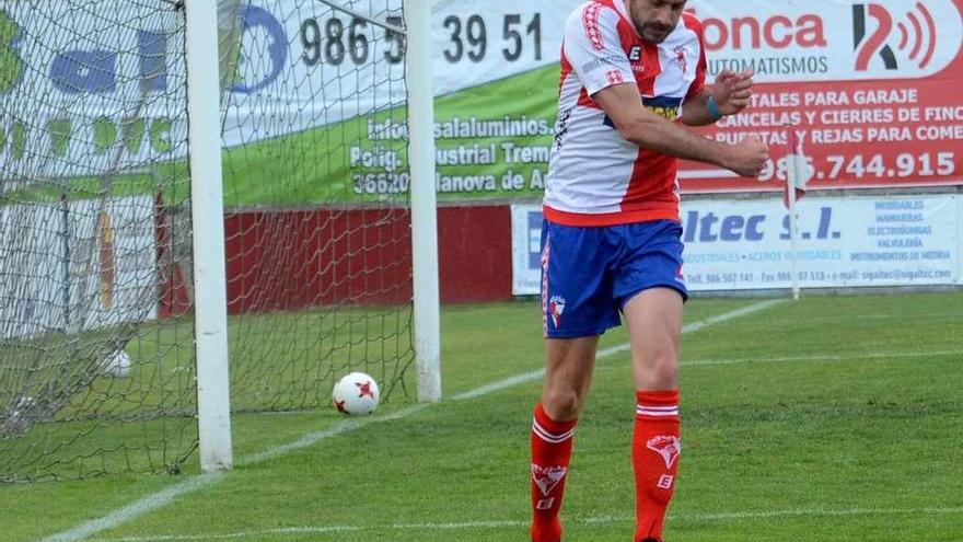 Javi Pazos celebrando un gol con el Arosa la pasada temporada. // Noé Parga