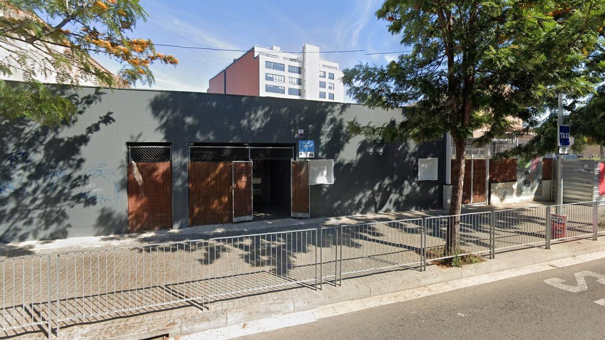Famílies de 300 nens d’una escola de Barcelona denuncien que no tindran edifici el curs vinent Famílies de 300 nens d’una escola de Barcelona denuncien que no tindran edifici el curs vinent
