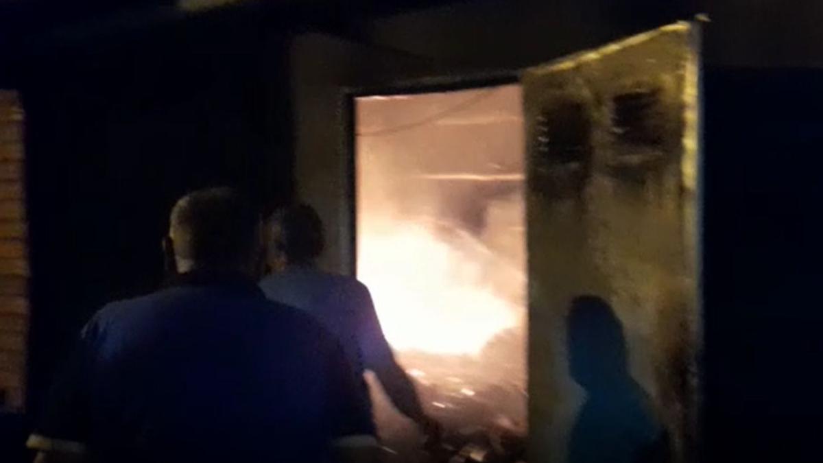 Vecinos de Olmo de la Guareña tratan de apagar el fuego